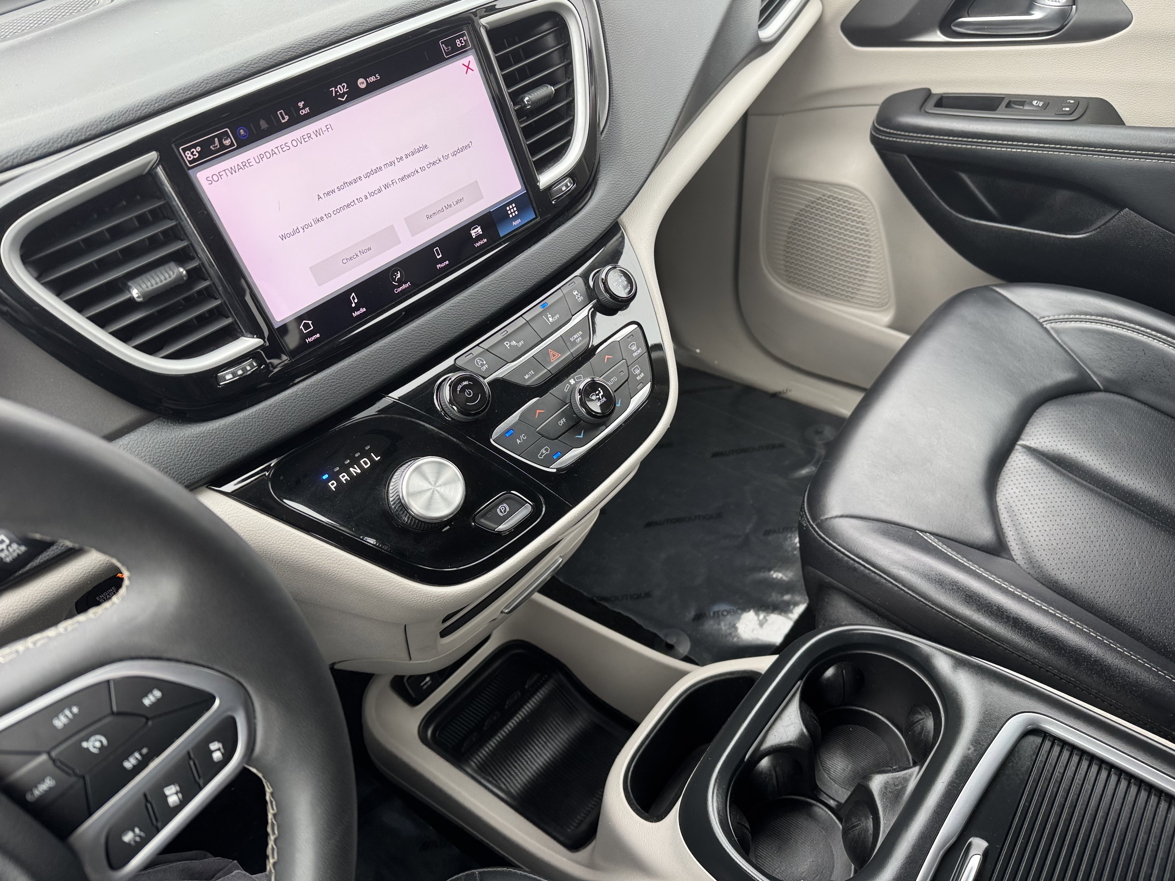 Used 2023 Chrysler Pacifica Touring-L image 21