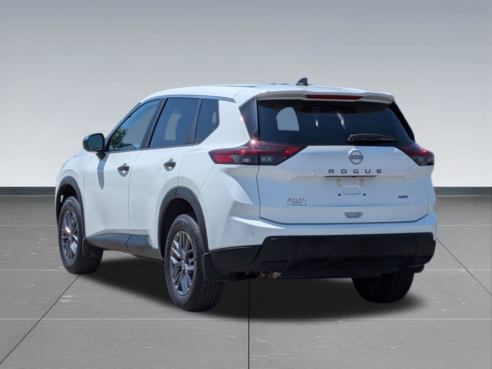 Used 2025 Nissan Rogue S AWD/4WD image 3