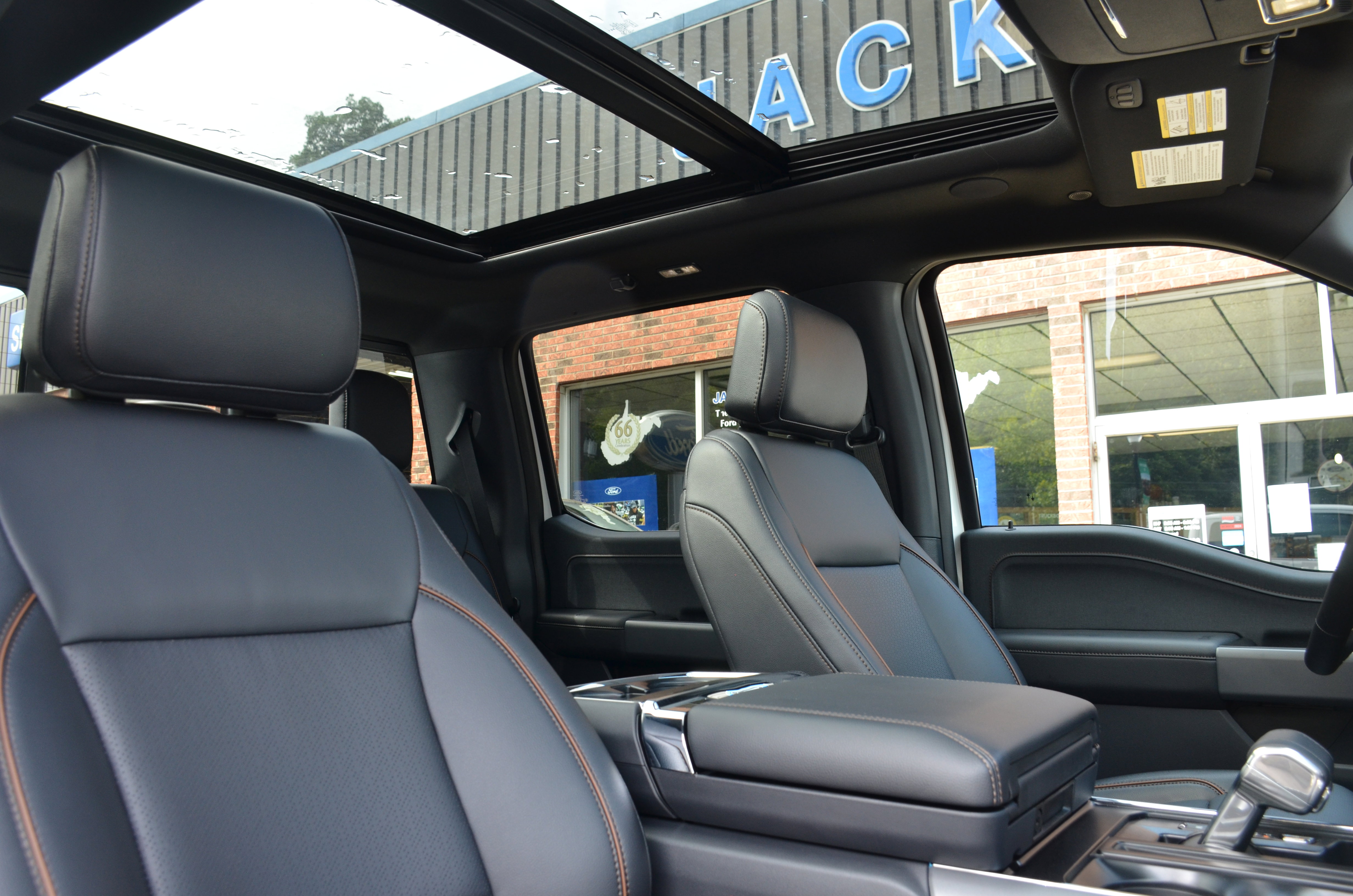 New 2025 Ford F150 Lariat w/ Equipment Group 502A High image 28