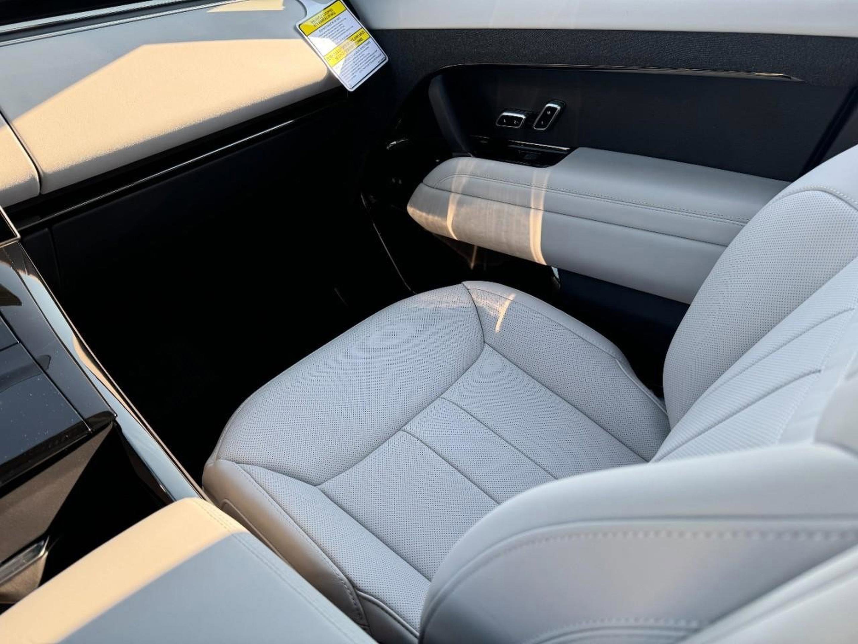 Used 2025 Land Rover Range Rover Sport SE image 16