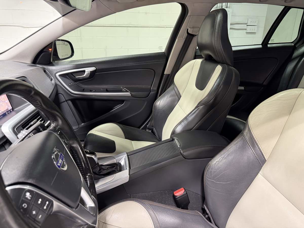 Used 2018 Volvo V60 T5 Cross Country Platinum AWD/4WD image 14