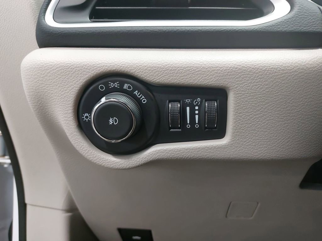 Used 2024 Chrysler Pacifica Touring-L FWD image 26