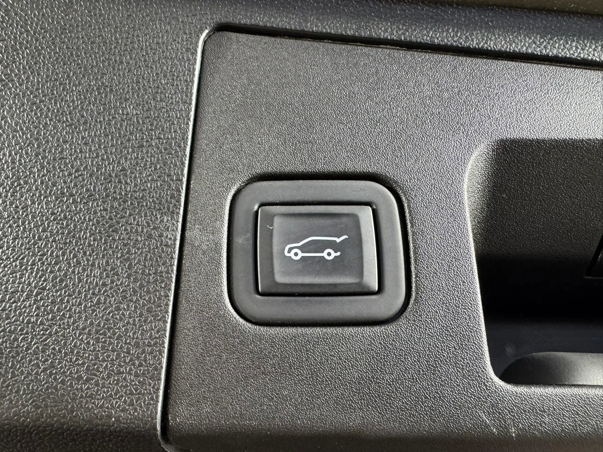 Used 2024 Cadillac XT4 Premium Luxury w/ Technology Package AWD/4WD image 32