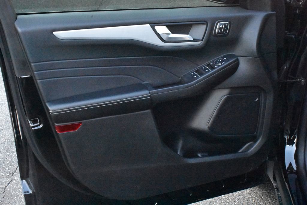 Used 2025 Ford Escape Platinum image 9