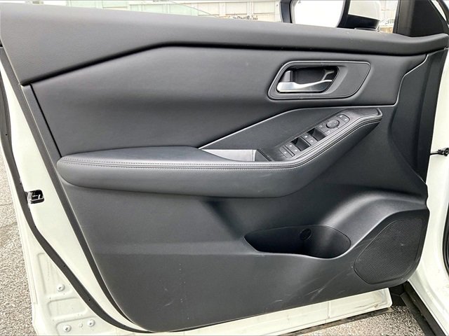 Used 2025 Nissan Rogue SV image 9