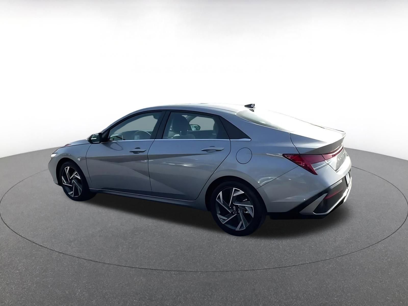 Used 2025 Hyundai Elantra Limited image 10