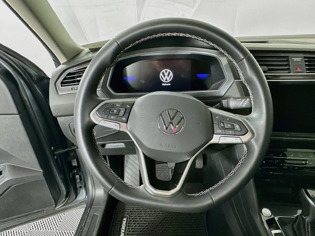 Used 2023 Volkswagen Tiguan SE w/ Panoramic Sunroof Package FWD image 16