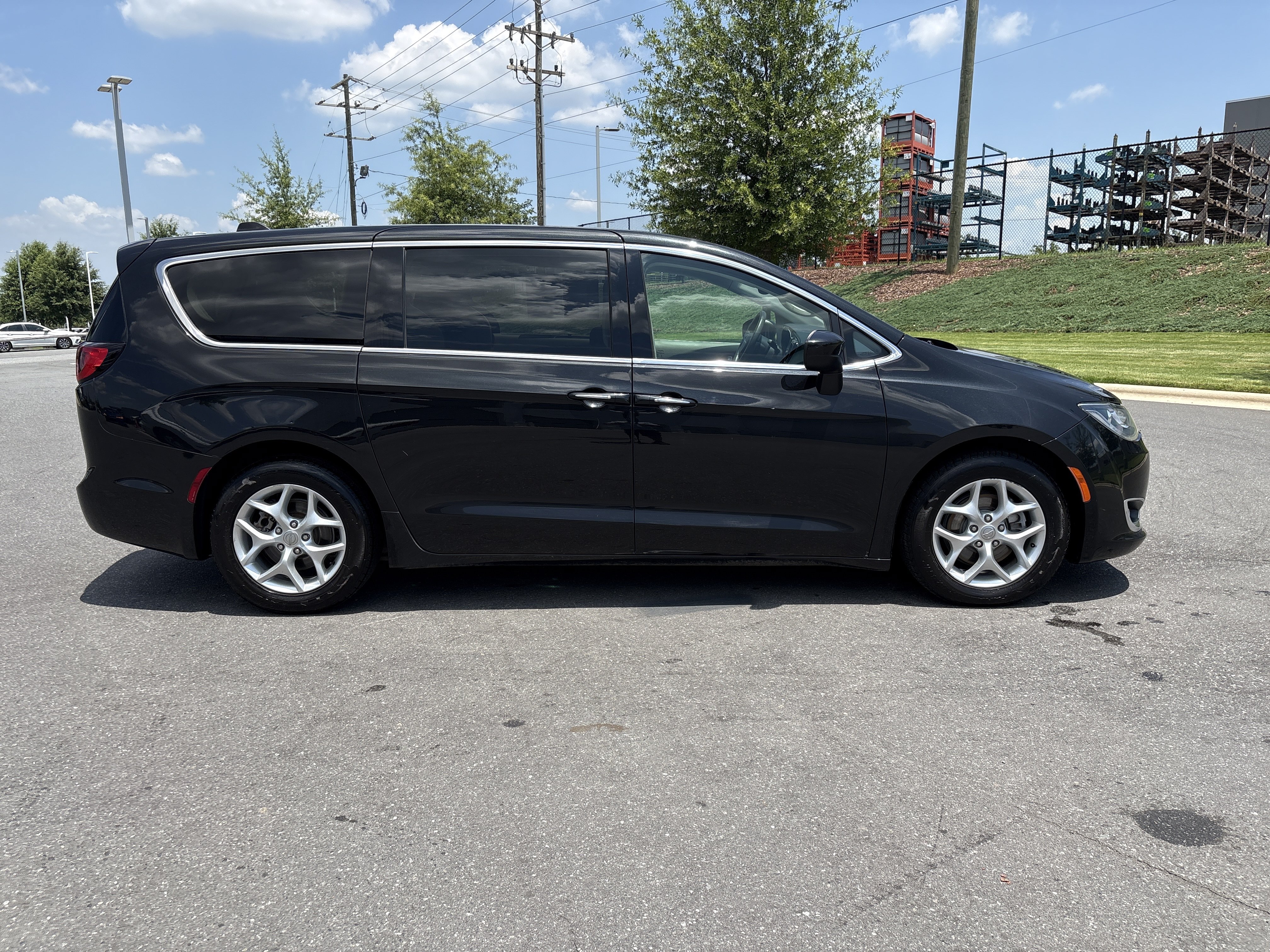 Used 2017 Chrysler Pacifica Touring Plus w/ Tire & Wheel Group FWD image 10