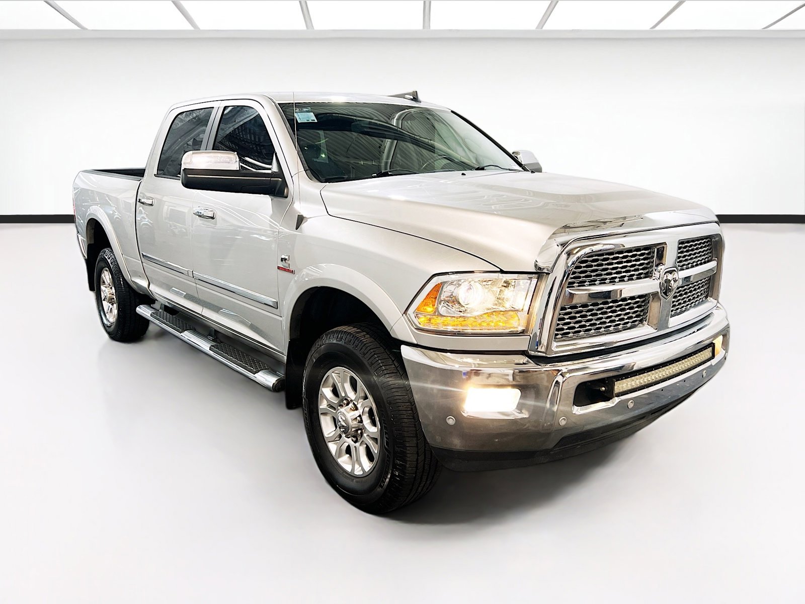 Used 2016 RAM 2500 Laramie AWD/4WD image 3