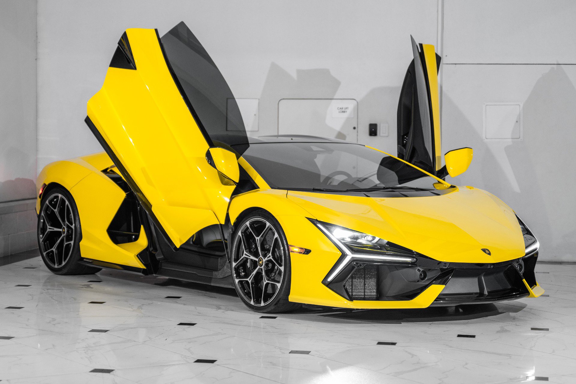 Used 2024 Lamborghini Revuelto image 18