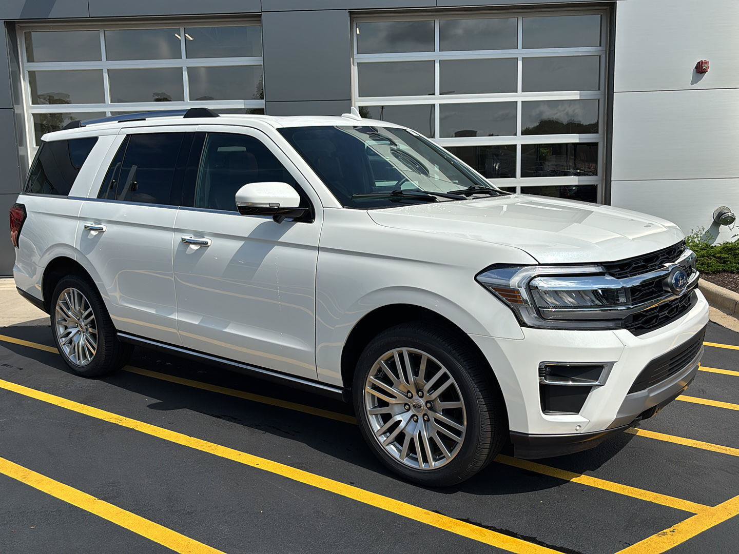 Used 2023 Ford Expedition Limited AWD/4WD image 2