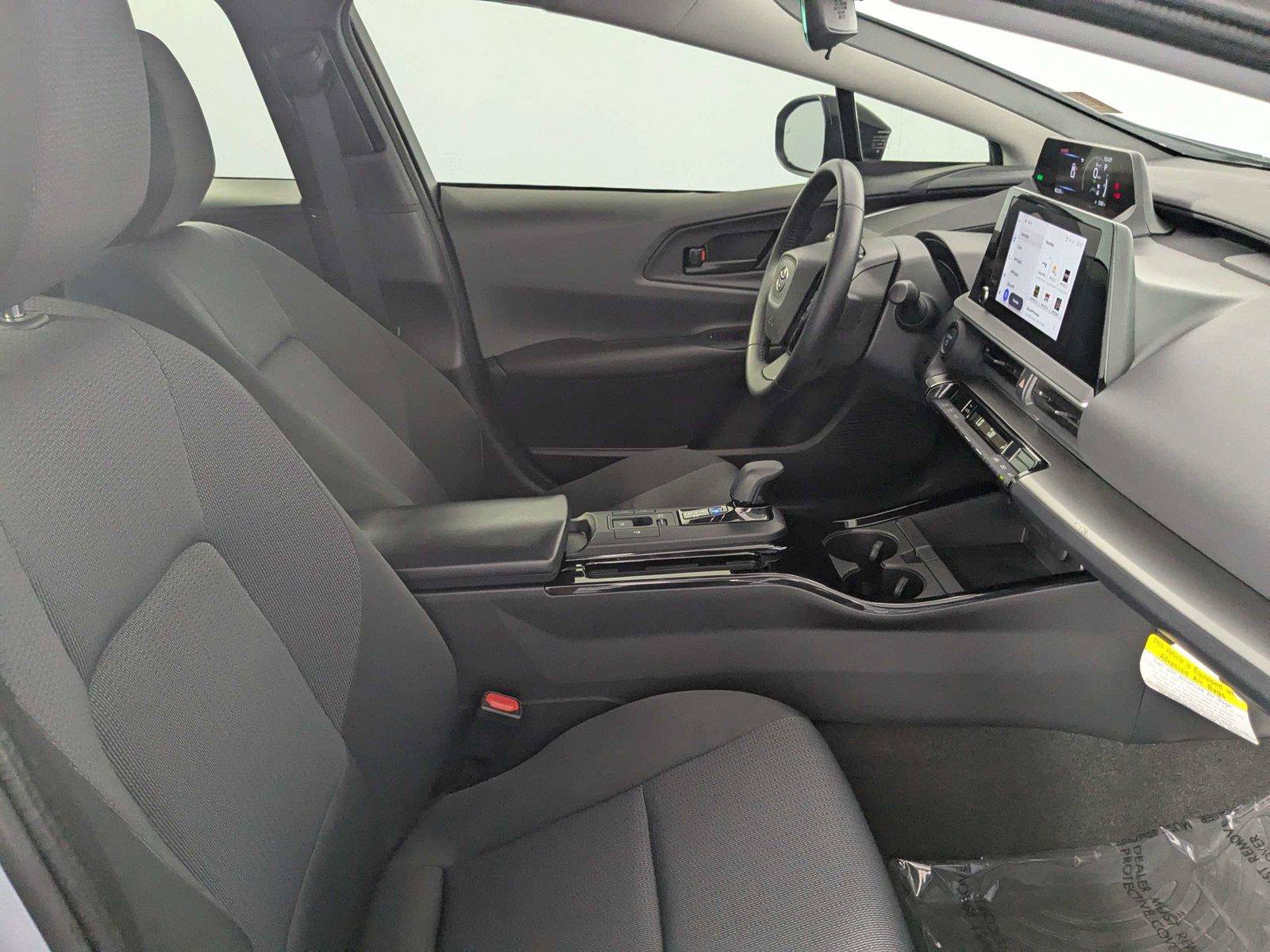 Certified 2025 Toyota Prius LE FWD image 32
