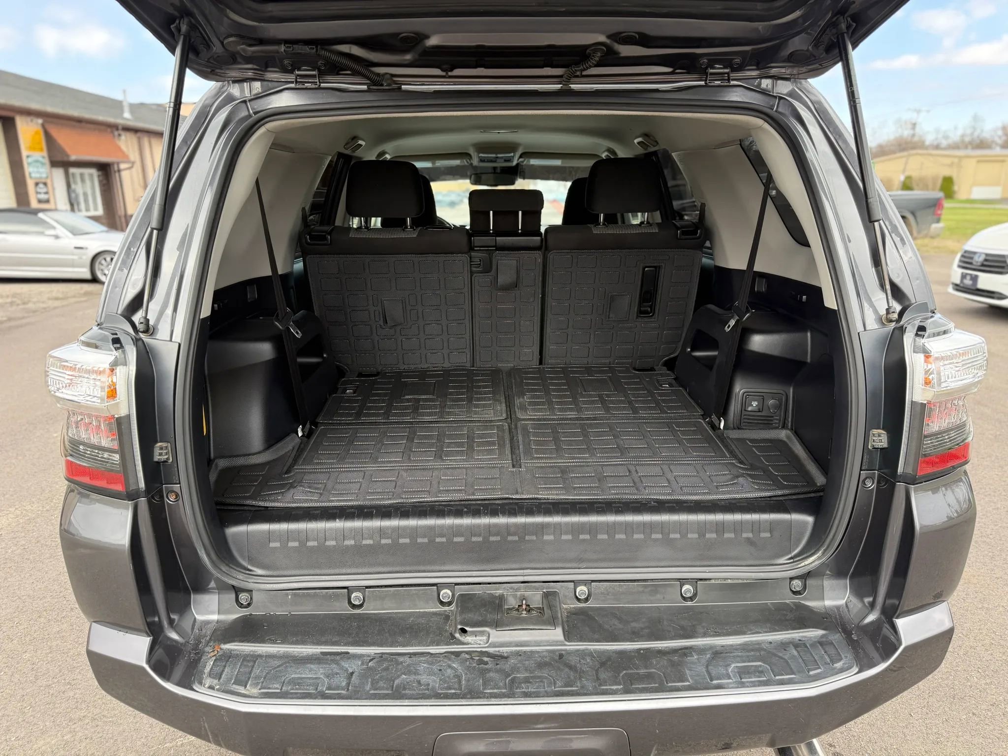 Used 2022 Toyota 4Runner SR5 AWD/4WD image 10