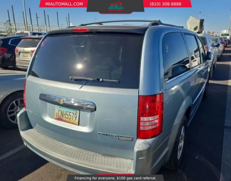 Used 2009 Chrysler Town & Country Touring image 4