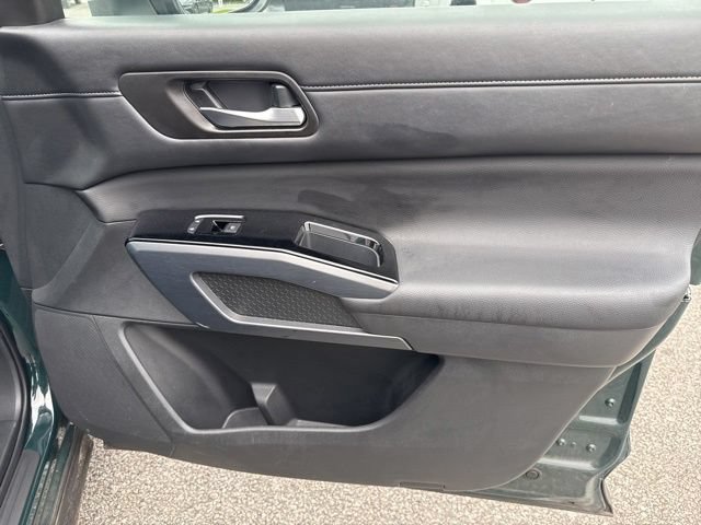 Used 2025 Nissan Pathfinder SL FWD image 14