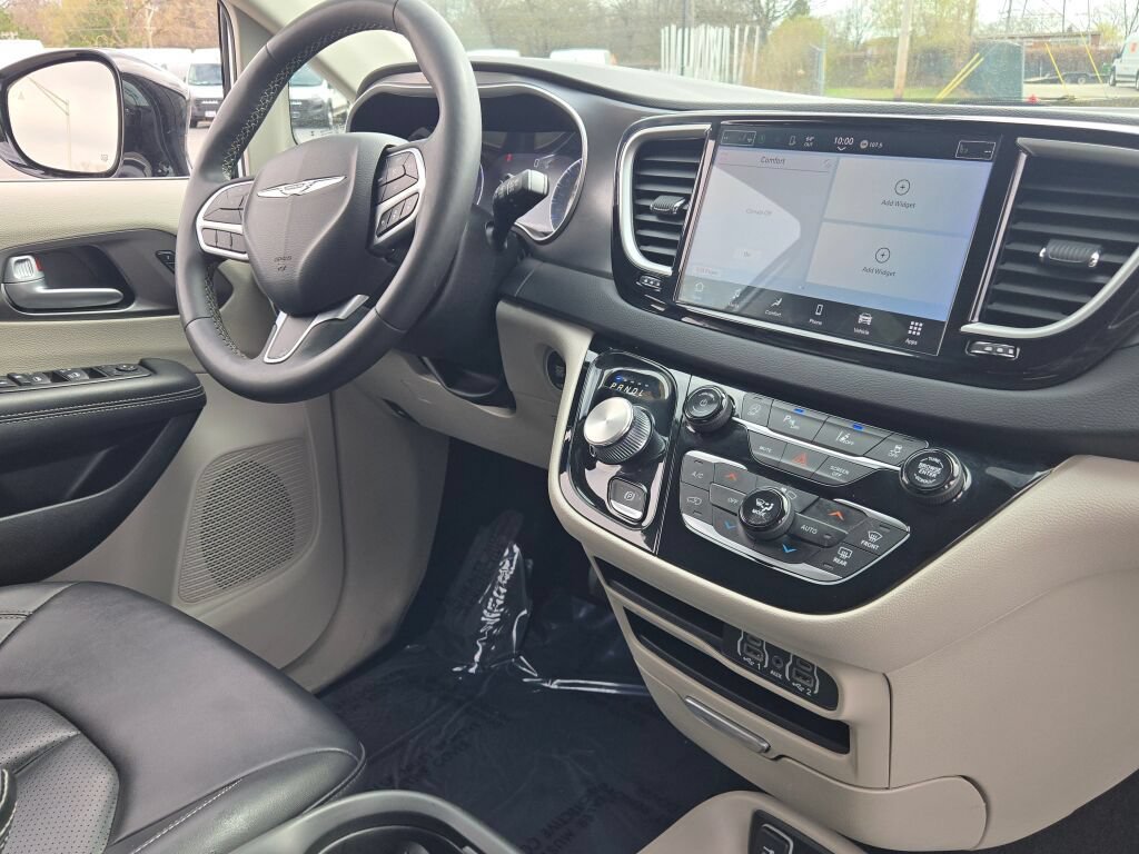 Used 2024 Chrysler Pacifica Touring-L FWD image 8