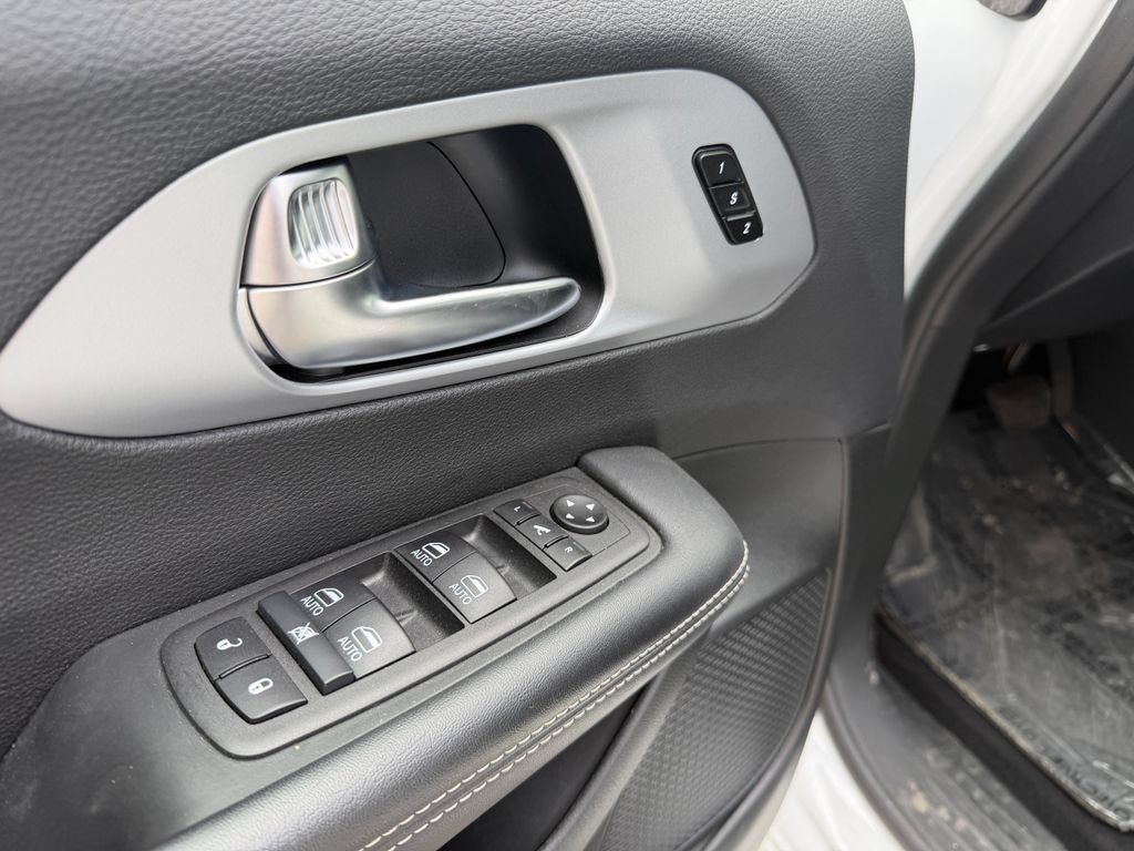 Used 2025 Chrysler Pacifica Limited FWD image 17