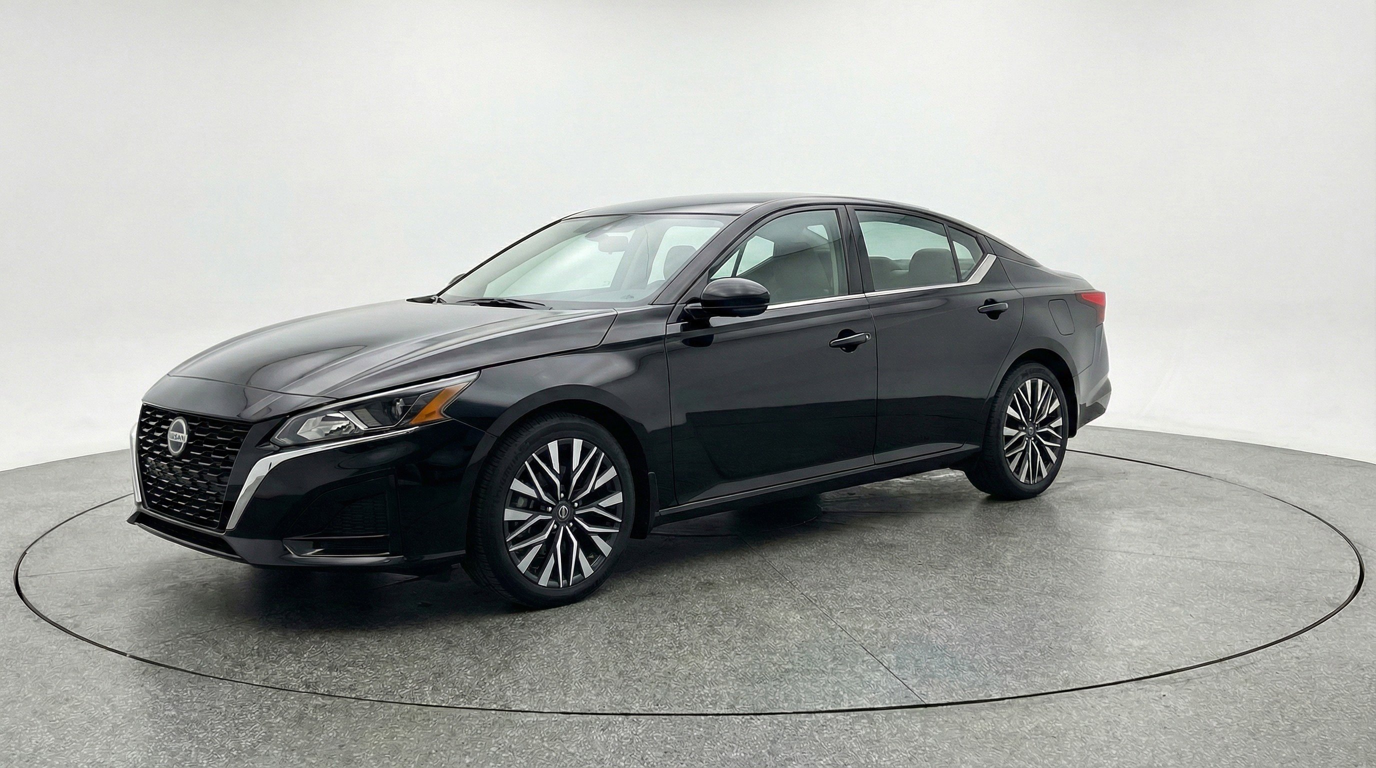 Used 2025 Nissan Altima 2.5 SV image 3