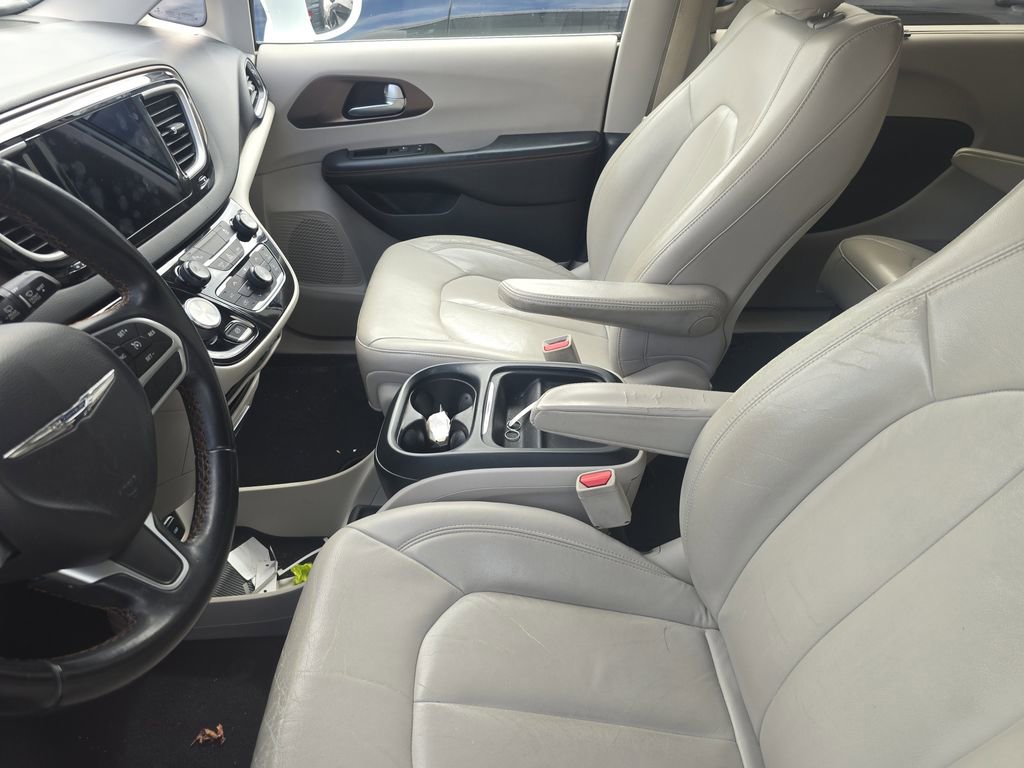 Used 2017 Chrysler Pacifica Touring-L w/ Tire & Wheel Group image 9