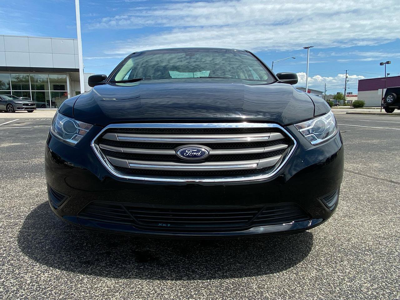 Used 2017 Ford Taurus SE FWD image 4