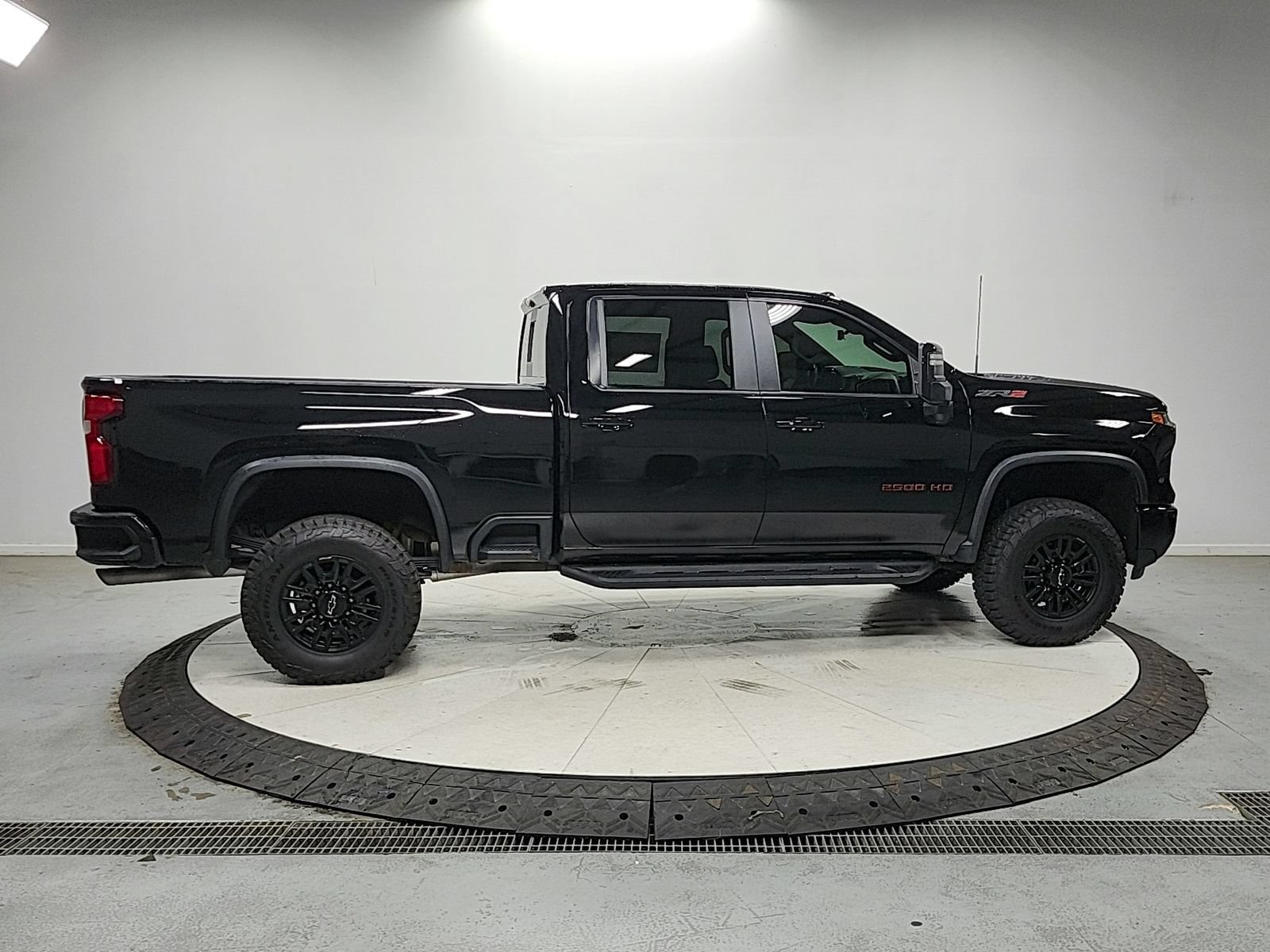 Used 2024 Chevrolet Silverado 2500 ZR2 w/ Technology Package AWD/4WD image 8