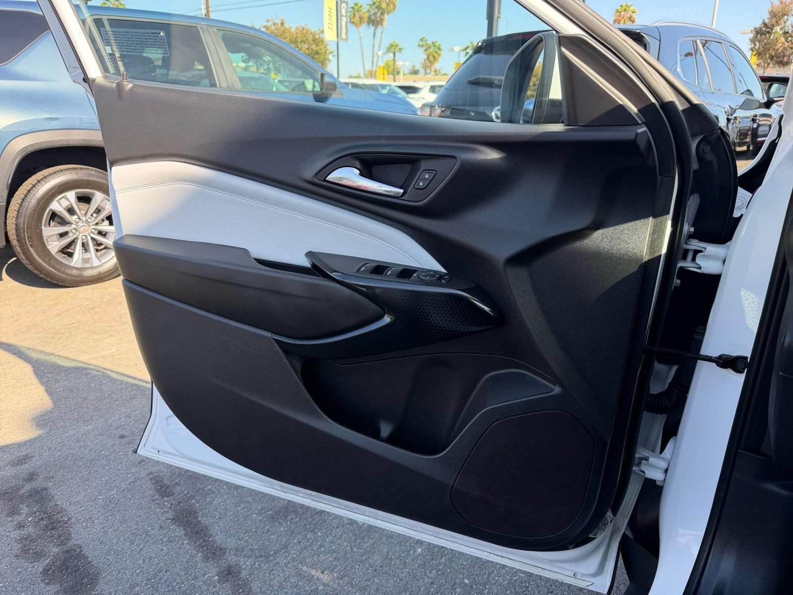 Used 2025 Chevrolet Trax LT FWD image 18