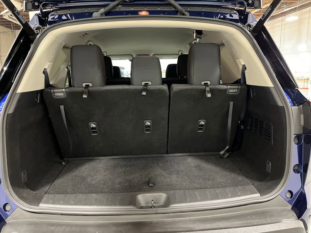 Used 2025 Nissan Pathfinder SV image 7