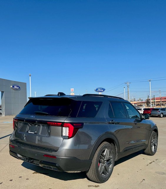New 2026 Ford Explorer ST-Line w/ ST-Line Street Pack image 4