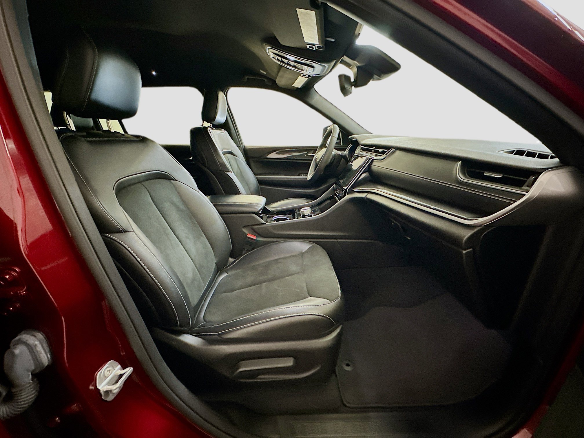 Used 2023 Jeep Grand Cherokee L Laredo AWD/4WD image 33