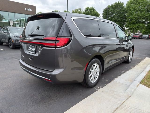 Used 2023 Chrysler Pacifica Touring-L image 8