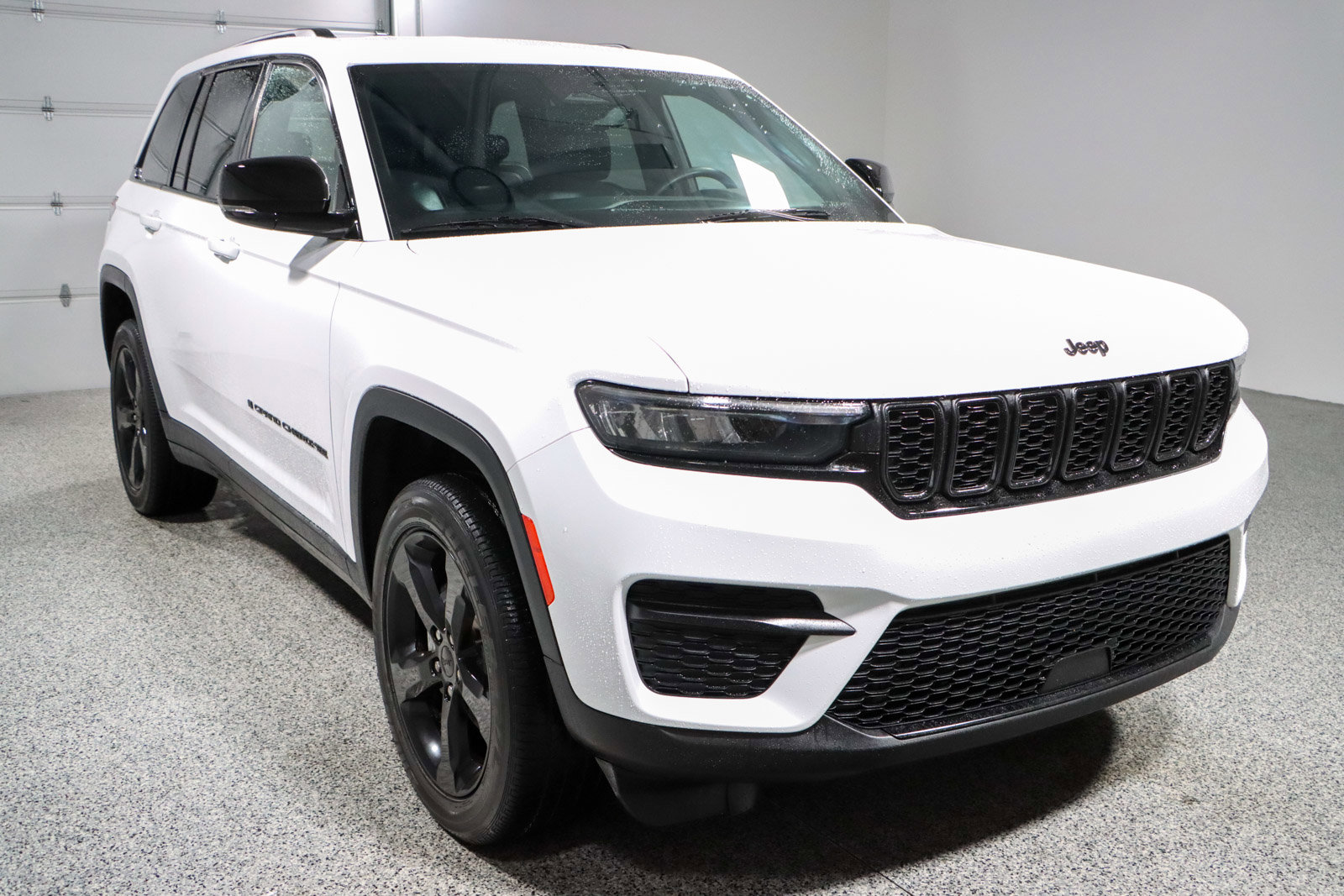 Used 2023 Jeep Grand Cherokee Altitude image 5