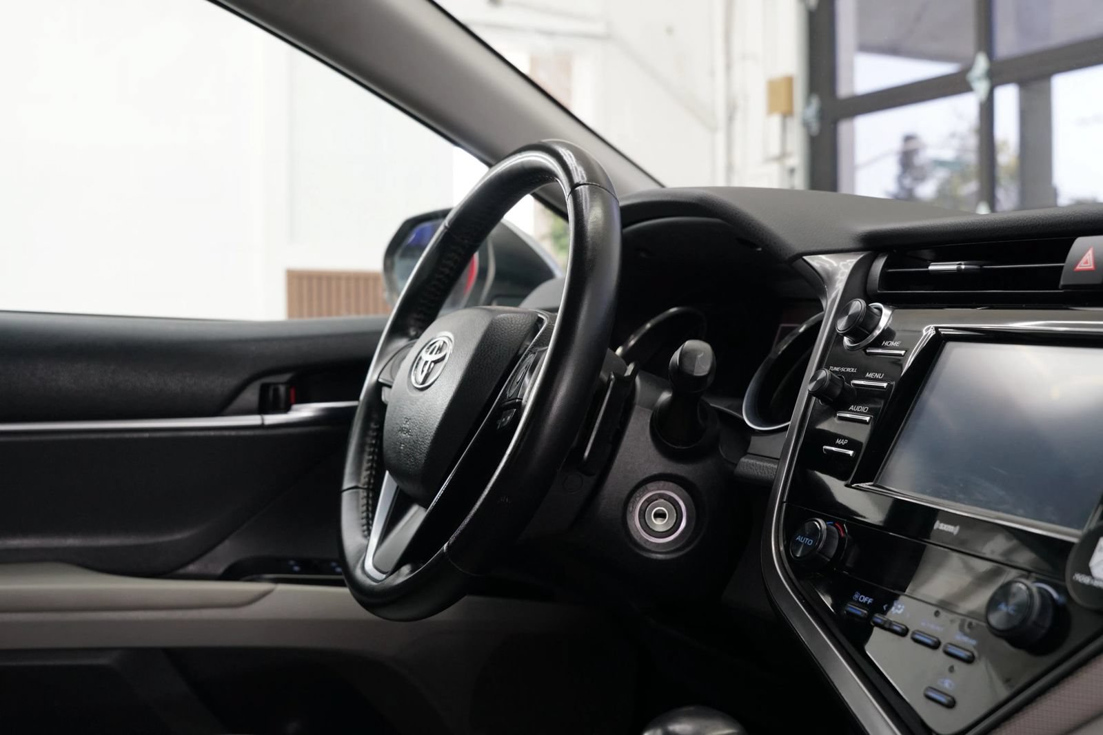 Used 2020 Toyota Camry SE FWD image 33
