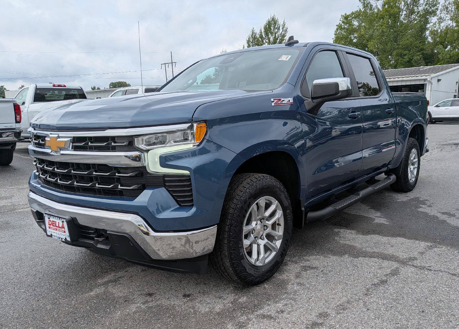 Used 2024 Chevrolet Silverado 1500 LT w/ Z71 Off-Road Package AWD/4WD image 3