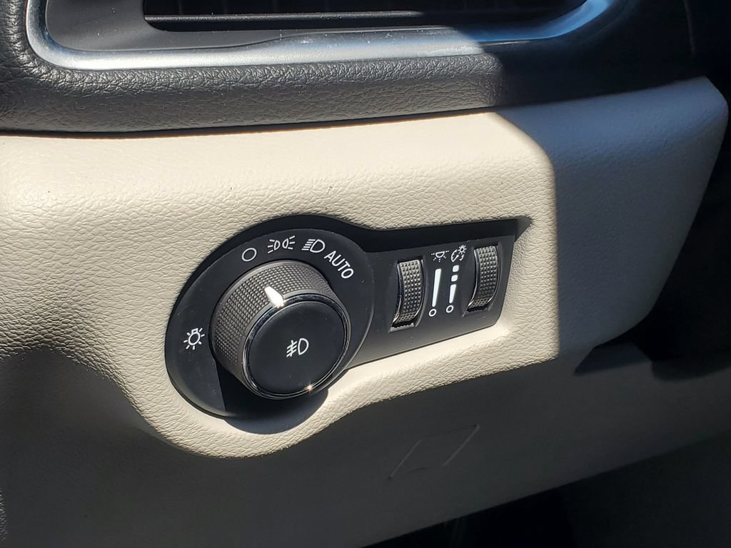 Used 2022 Chrysler Pacifica Limited AWD/4WD image 7