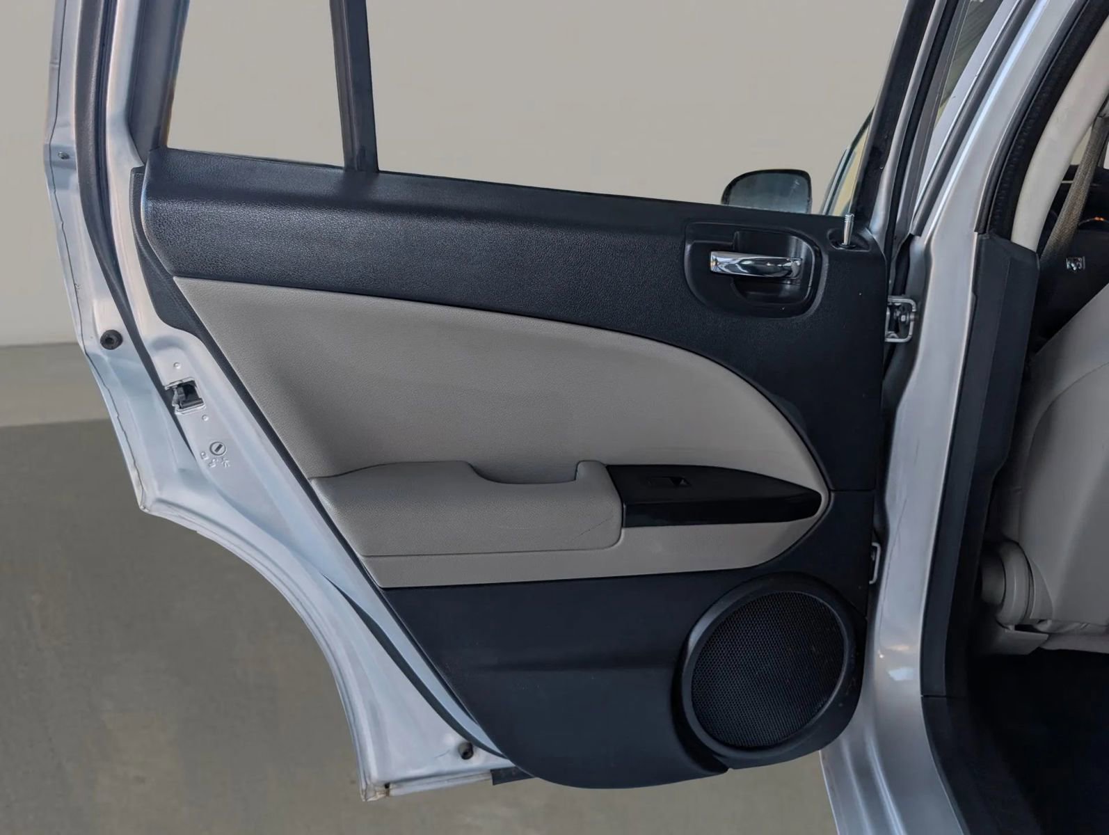 Used 2010 Dodge Caliber SXT FWD image 19