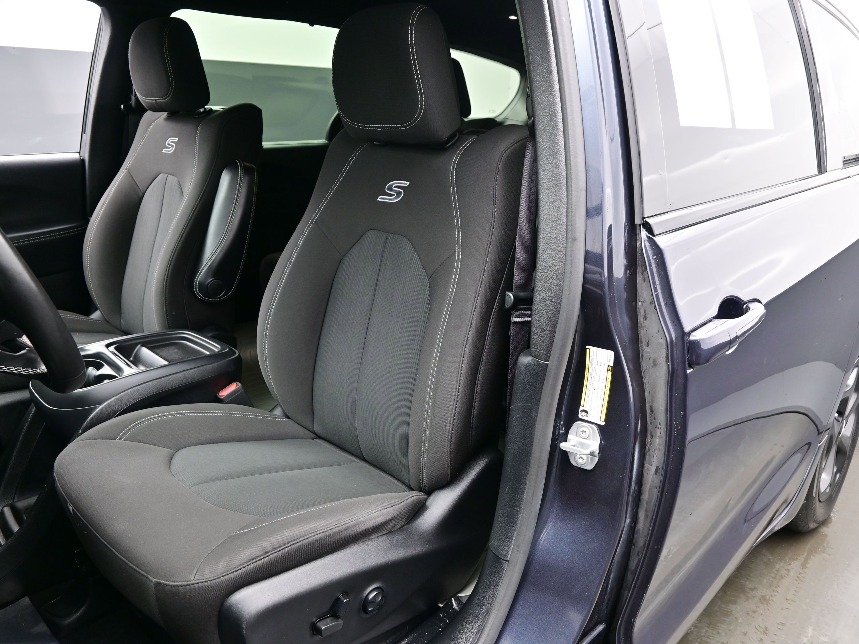 Used 2021 Chrysler Pacifica Touring w/ Uconnect Theater Family Group image 12