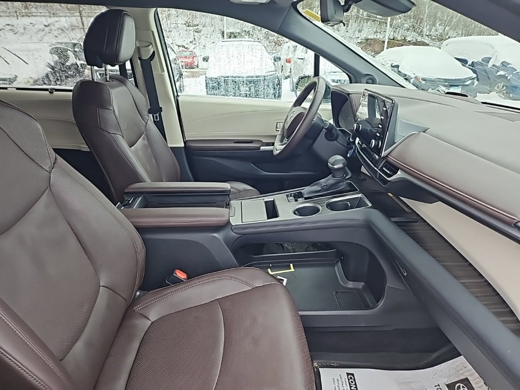 Used 2024 Toyota Sienna Platinum image 2