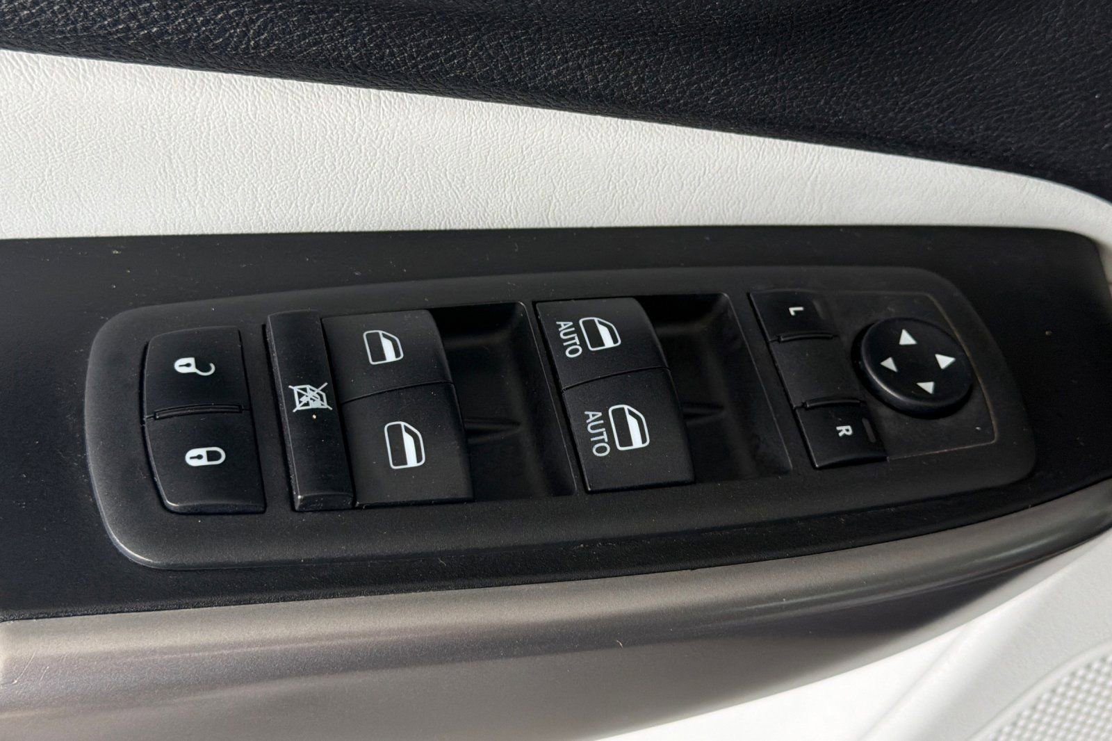Used 2022 Jeep Cherokee Latitude Lux w/ Mopar Interior Package AWD/4WD image 13