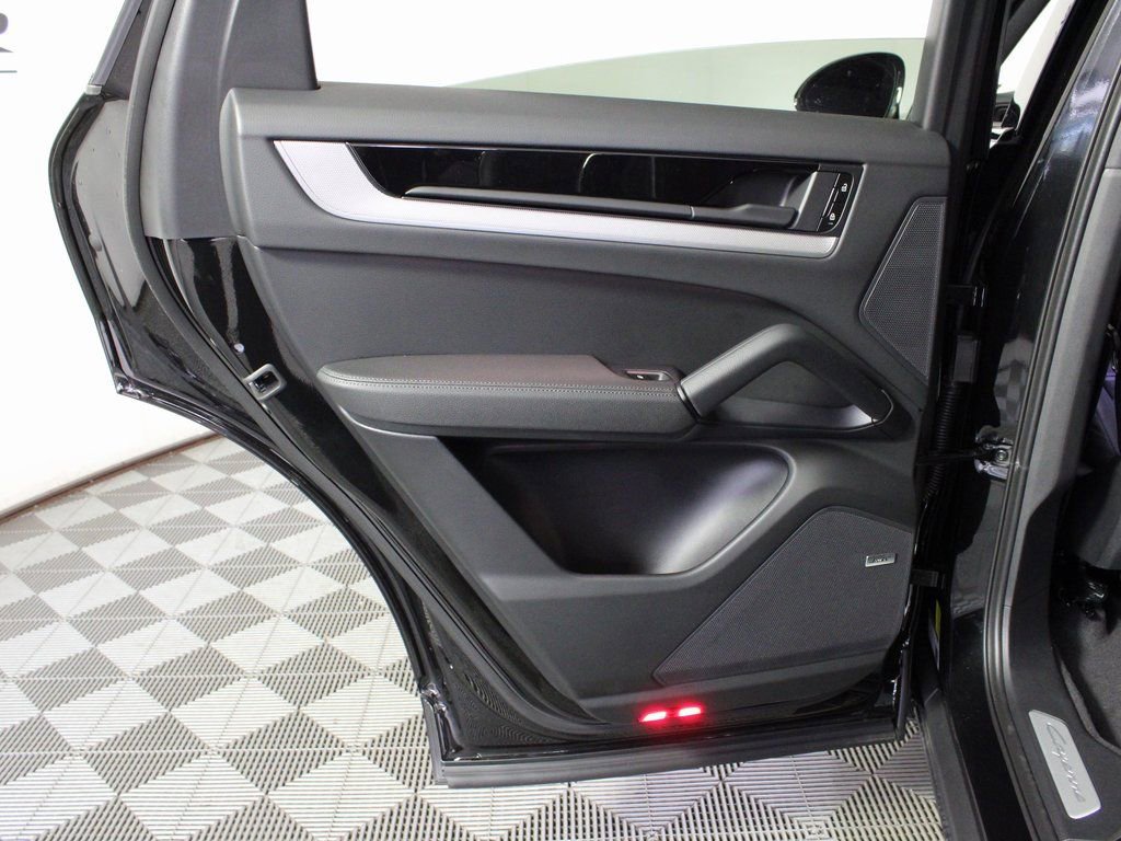 Certified 2025 Porsche Cayenne Coupe image 32