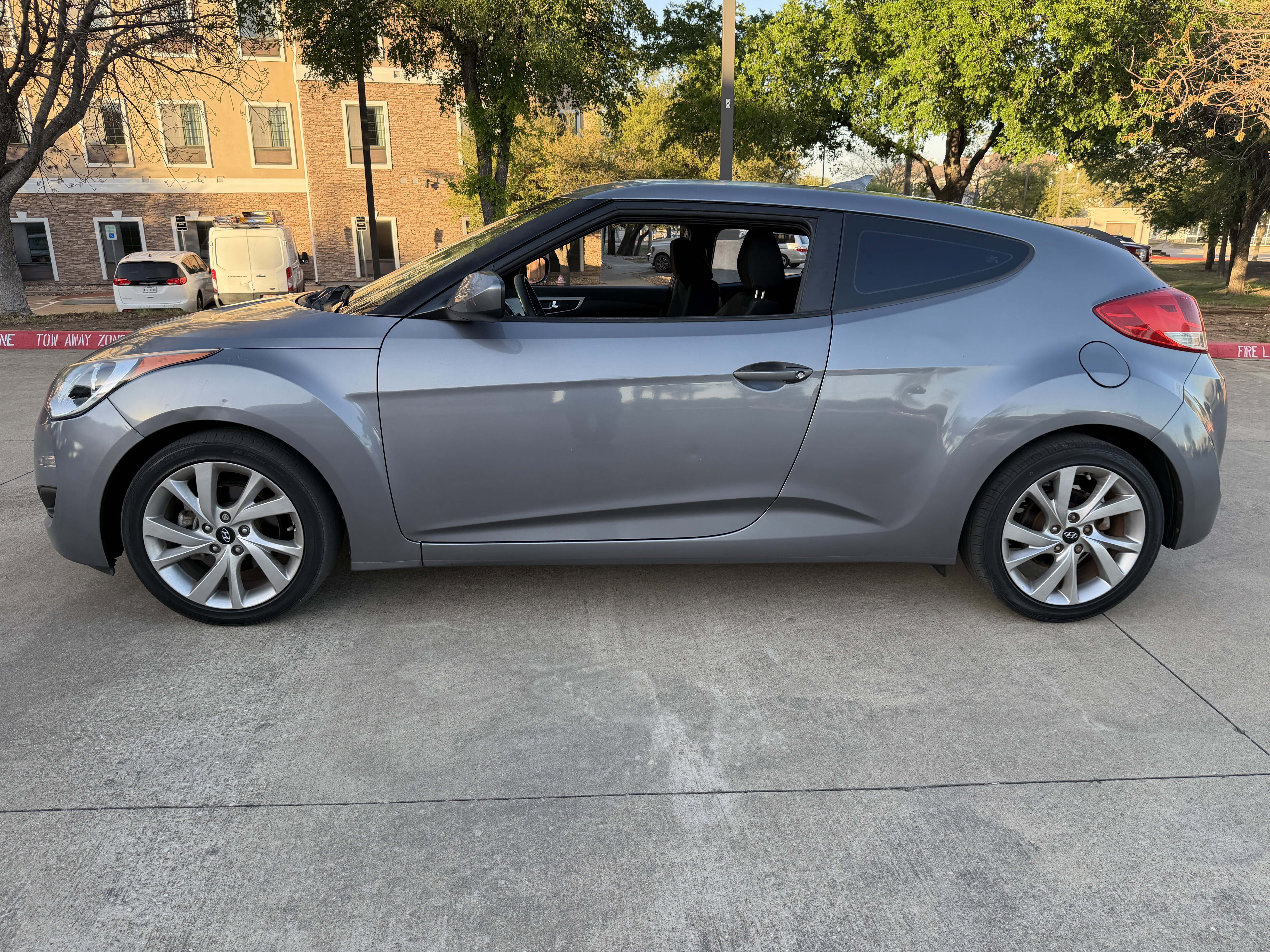 Used 2016 Hyundai Veloster 3dr Cpe Man image 4