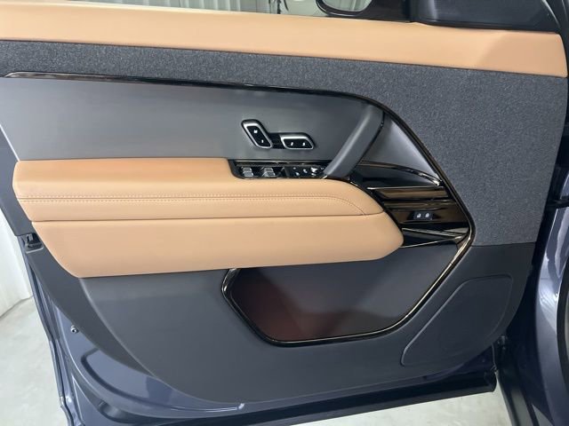 Used 2025 Land Rover Range Rover Sport SE image 8
