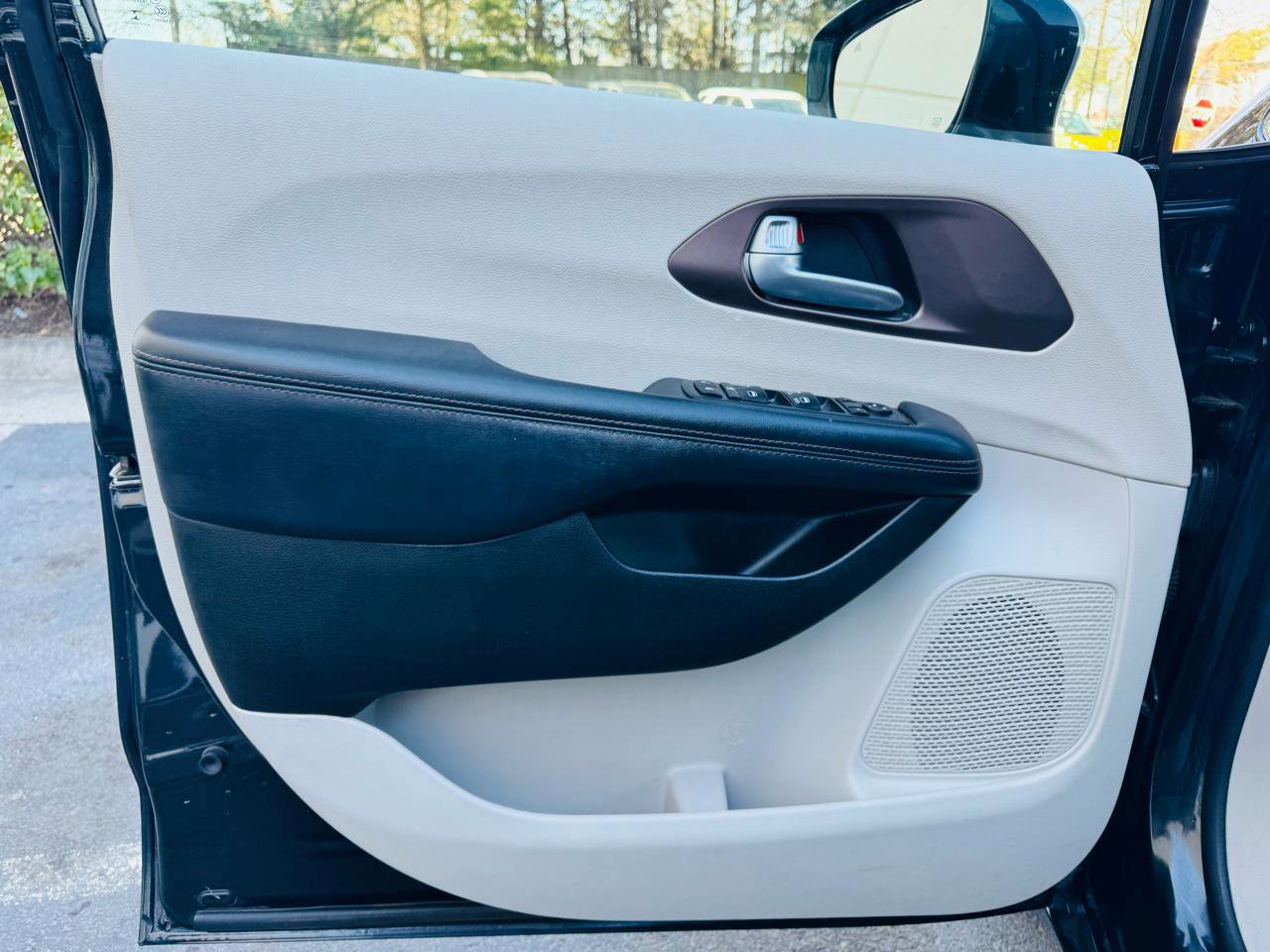 Used 2018 Chrysler Pacifica Touring Plus w/ Tire & Wheel Group FWD image 12