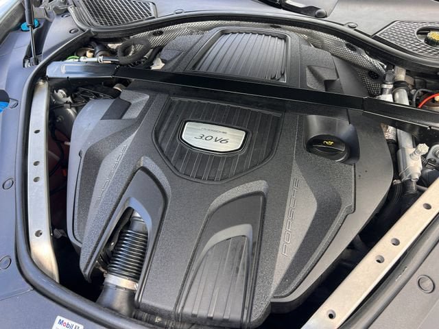 Used 2017 Porsche Panamera RWD image 30