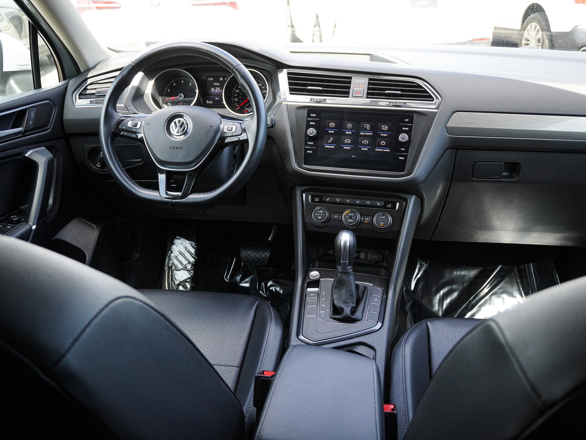 Used 2018 Volkswagen Tiguan SE image 27