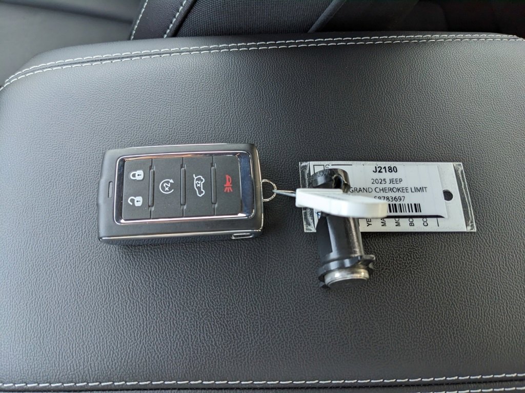 New 2025 Jeep Grand Cherokee Limited image 35