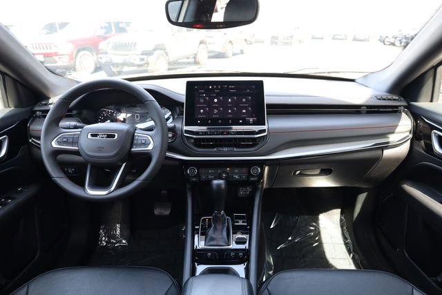 Used 2025 Jeep Compass Trailhawk image 13