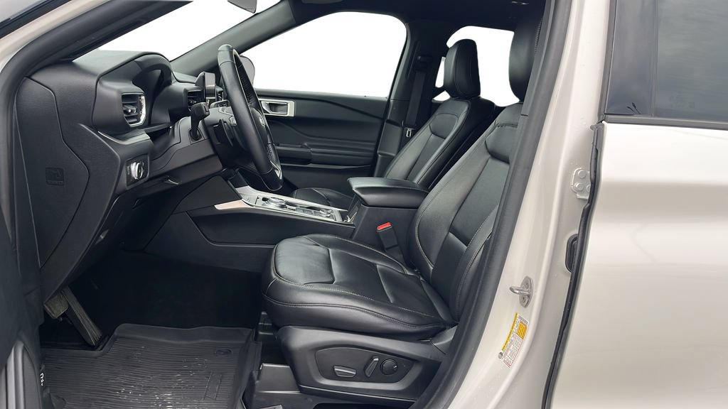 Used 2020 Ford Explorer XLT w/ Equipment Group 202A AWD/4WD image 9