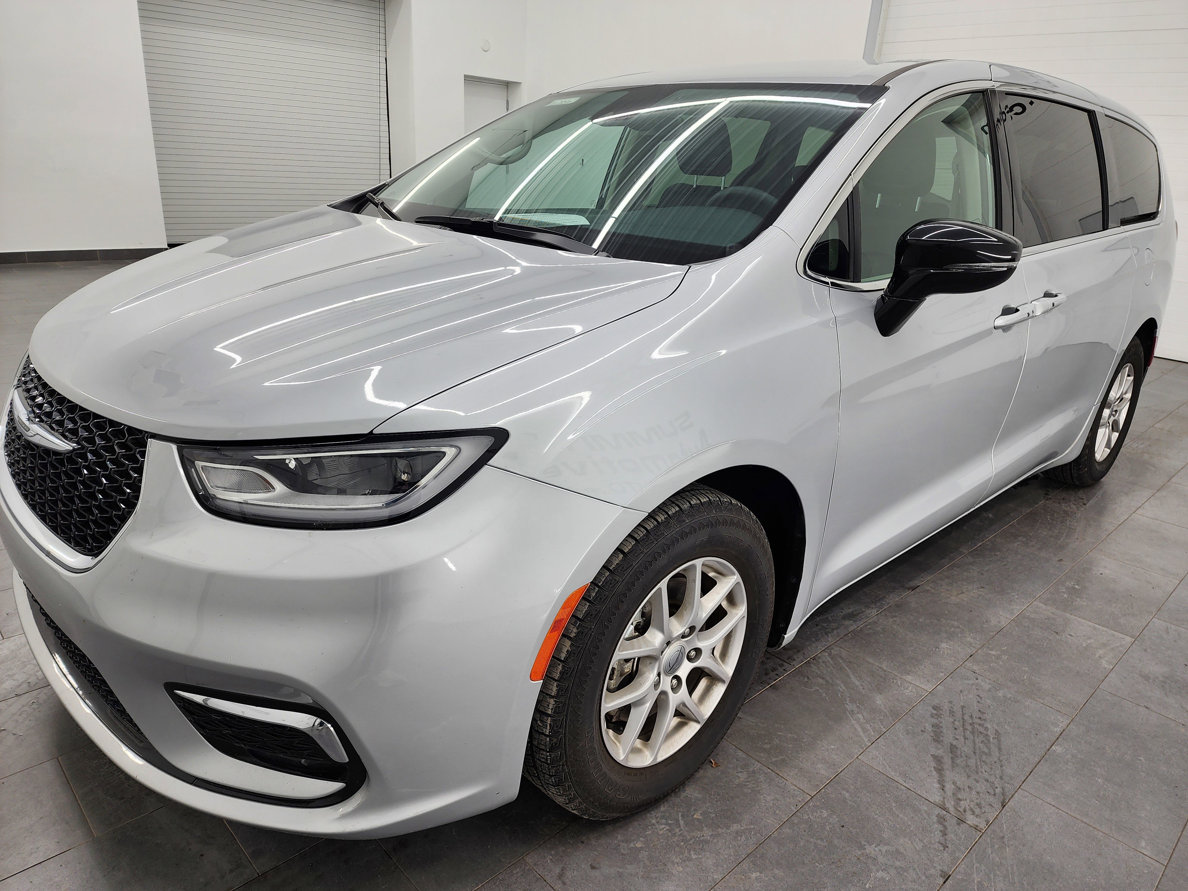 Used 2024 Chrysler Pacifica Touring-L image 7
