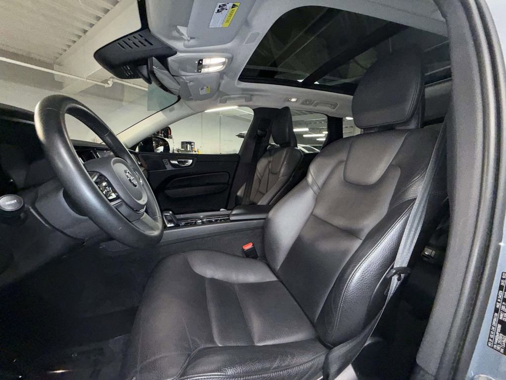 Used 2023 Volvo XC60 T8 Plus image 2