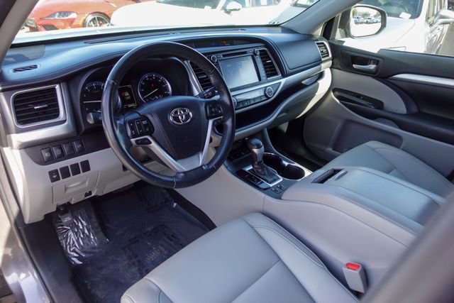Used 2017 Toyota Highlander XLE image 11